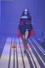 Model walks the ramp for Malini Ramani Show at Lakme Winter fashion week day 5 on 21st Sept 2010 (89).JPG